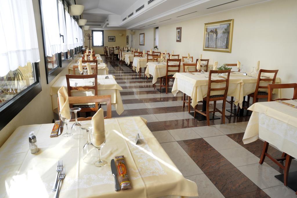 Albergo Ristorante Quadrifoglio Urgnano Exterior foto