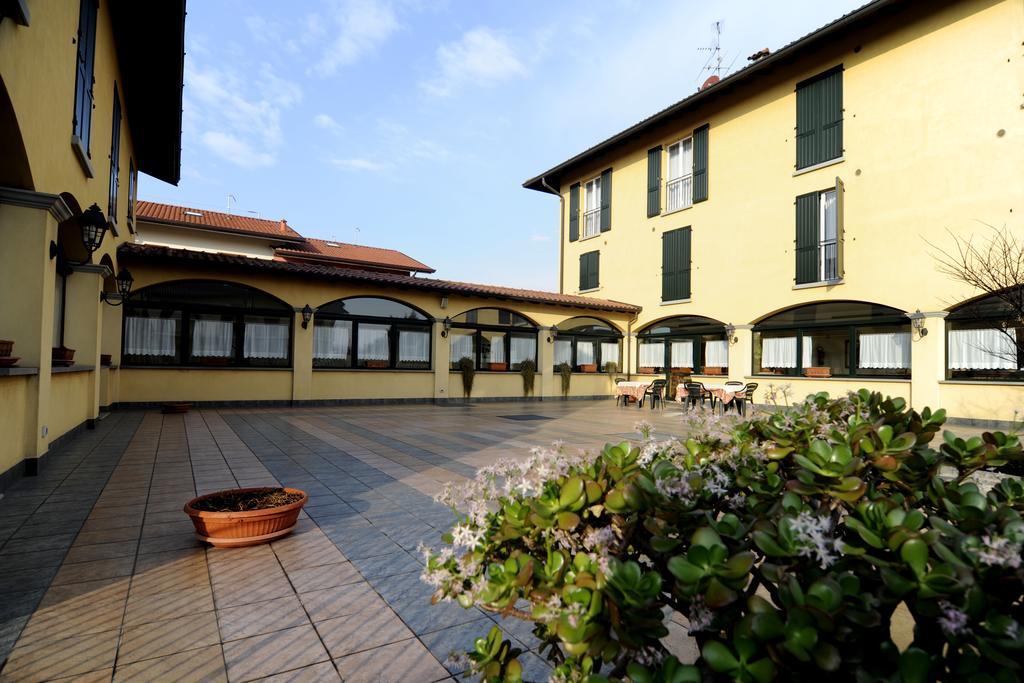 Albergo Ristorante Quadrifoglio Urgnano Exterior foto